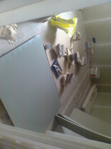 De MDF platen in de grondverf. Versterkt met een houten X op de achterkant