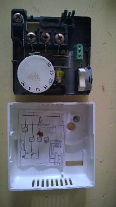 geopende thermostaat met schema'tje